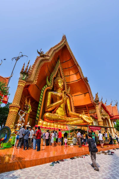 Budist turist açık altın Buda resim tapınma