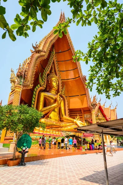 Buddhistische Touristen verehren goldenes Buddha-Bild im Freien — Stockfoto