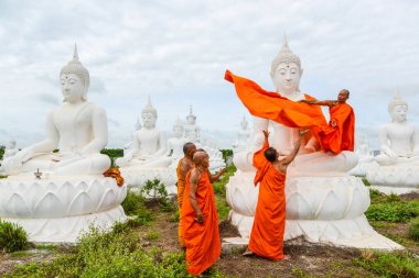 Rahipler beyaz Buda resim elbiseler ile pansuman