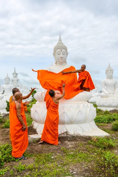 Mönche kleiden ein weißes Buddha-Bild mit Roben — Stockfoto