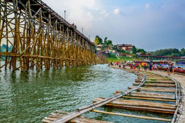 Uzun ahşap Pzt köprü ile tempolary ahşap köprü hasar