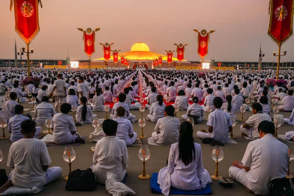 Muchos budistas haciendo meditación frente a Dhammakaya Cetiya — Foto de Stock