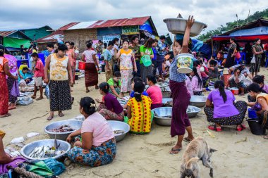 Satıcı ve alıcılar satmak ve taze satın buluştuğu taze Pazar