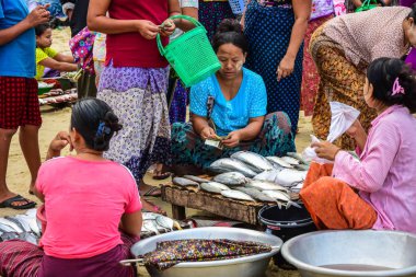 Satıcı ve alıcılar satmak ve taze satın buluştuğu taze Pazar