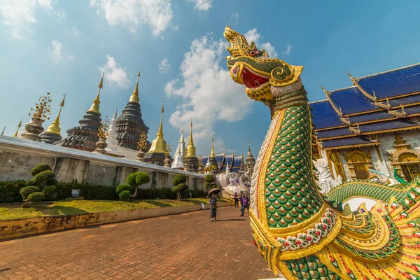 Touristen besichtigen den großen blauen Tempel oder wat ban den — Stockfoto