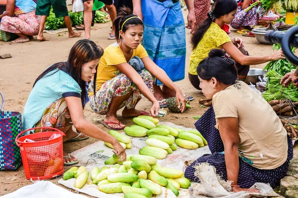 resh pazar satıcı ve alıcılar satmak ve taze satın buluştuğu,