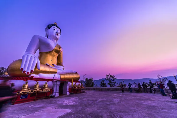 Al aire libre gran imagen de Buda blanco — Foto de Stock
