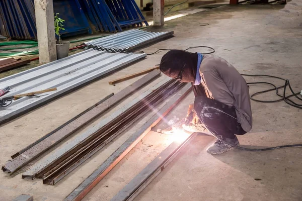 Un tanımlanan yani kaynak metal çubuk adam