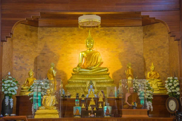 Buda dorado Imagen con estatua de monje en hermosa templ budista — Foto de Stock