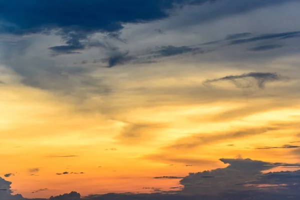 Beau ciel et nuages au coucher du soleil — Photo