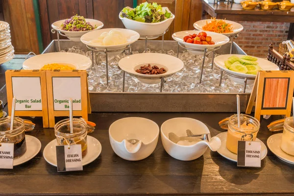 Légumes divers et vinaigrette pour salade — Photo