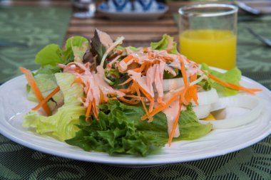 Bir bardak portakal suyu salatası fincan