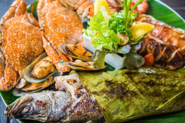 Karışık ızgara deniz ürünleri yemeği