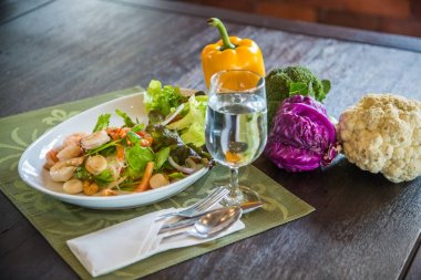 Çanak çatal bıçak takımı, bardak su ile Tay tarzında salatası