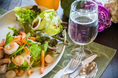 Çanak çatal bıçak takımı, bardak su ile Tay tarzında salatası
