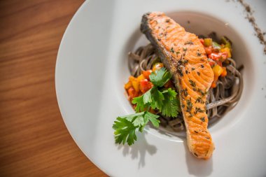 Heyecan tabak spagetti üst ızgara somon ile ateş