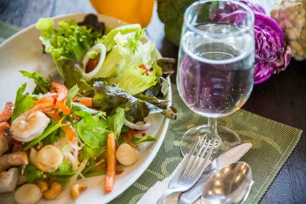 Çanak çatal bıçak takımı, bardak su ile Tay tarzında salatası