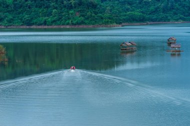 Kimliği belirsiz adam küçük motor tekne sürüş