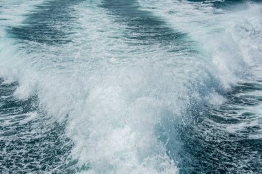 Su motoru geminin sıçrayan