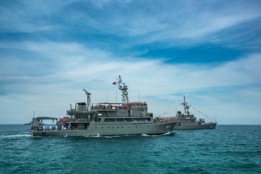 Deniz Kuvvetleri savaş gemileri uluslararası filo denizde çalışan matkap gözden geçirin.