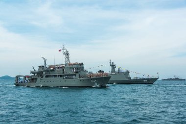 Deniz Kuvvetleri savaş gemileri uluslararası filo denizde çalışan matkap gözden geçirin.