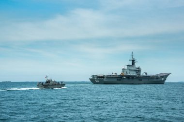 Deniz Kuvvetleri savaş gemileri uluslararası filo denizde çalışan matkap gözden geçirin.