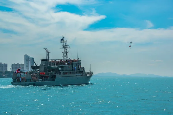 Uluslararası filo inceleme matkap denizde çalışan donanma savaş gemisi