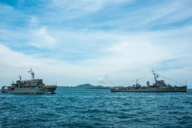 Uluslararası filo inceleme matkap denizde çalışan donanma savaş gemisi