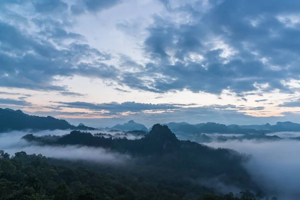 Vistas a la montaña con ambiente brumoso durante el amanecer — Foto de Stock