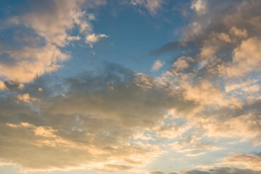 Bulutlu güzel mavi gökyüzü