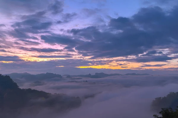 Bergblick mit nebliger Umgebung bei Sonnenaufgang — Stockfoto