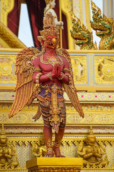 Garuda escultura, o deus na literatura tailandesa Himmapan — Fotografia de Stock