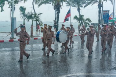 Deniz Kuvvetleri uluslararası filoda yağmur sırasında yürüyüş matkap geçit töreni