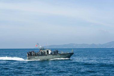 Uluslararası filo inceleme matkap denizde çalışan donanma savaş gemisi