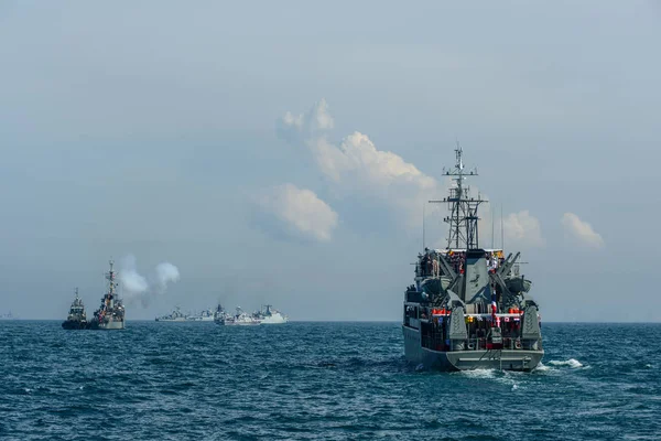 Navio de guerra da Marinha correndo no mar em exercício de revisão da frota internacional — Fotografia de Stock