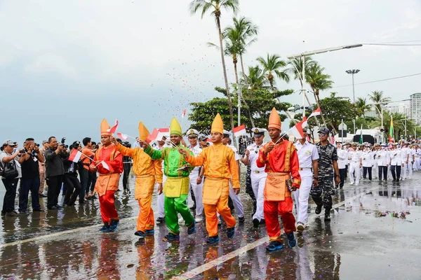 Indonéz haditengerészet parade menetelni nemzetközi flotta felülvizsgálat 201 — Stock Fotó
