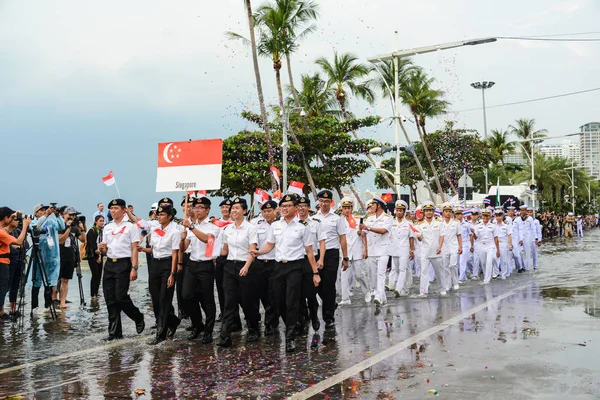 Uluslararası filo inceleme 201 yürüyen Singapur Deniz Kuvvetleri geçit töreni
