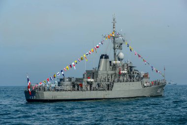 Uluslararası filo inceleme matkap denizde çalışan donanma savaş gemisi