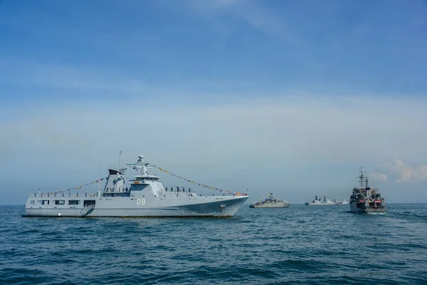 Военно-морской корабль, выходящий в море на учениях международного флота — стоковое фото