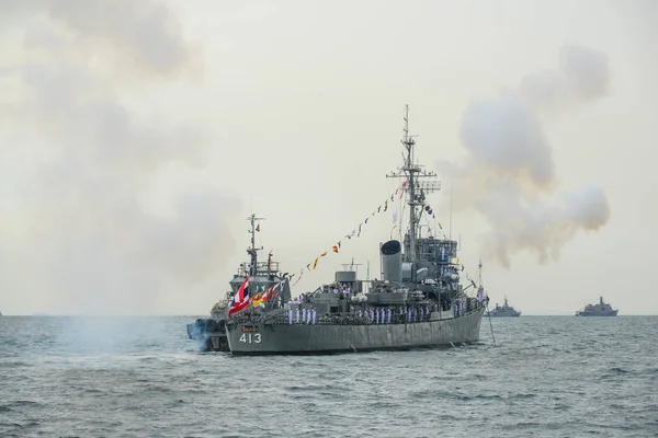 Marinha navio de guerra disparando saudação no mar em revisão frota internacional — Fotografia de Stock