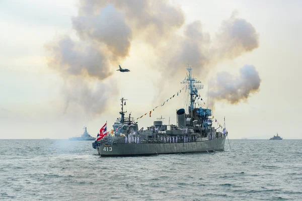 Jedna válečná loď střílení pozdrav na moře v mezinárodní flotily — Stock fotografie