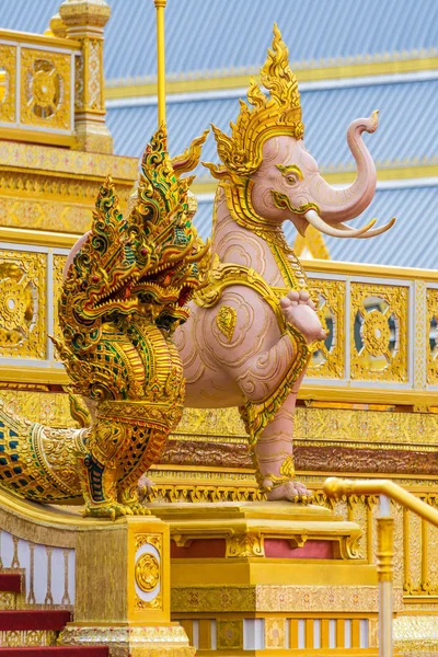 Escultura de elefante, o animal na literatura tailandesa Himmapan — Fotografia de Stock