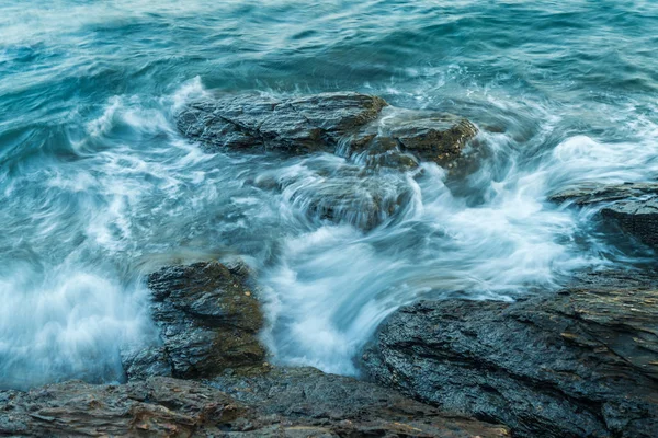 Ola en el mar golpeando roca en la costa — Foto de Stock