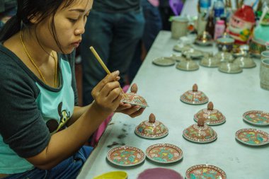 Fabrika evde seramik seramik boyama kadın sanatçı