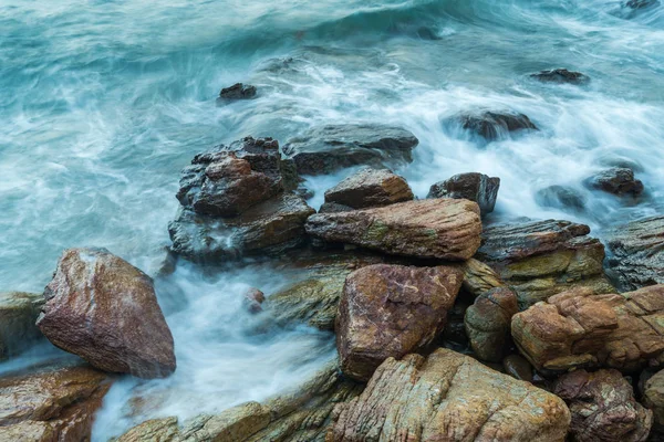 Ola en el mar golpeando roca en la costa — Foto de Stock