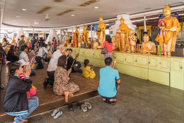 Budistas Turísticos rezando imagem de Buda para abençoar — Fotografia de Stock