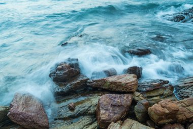 Dalga deniz kıyısında taş isabet