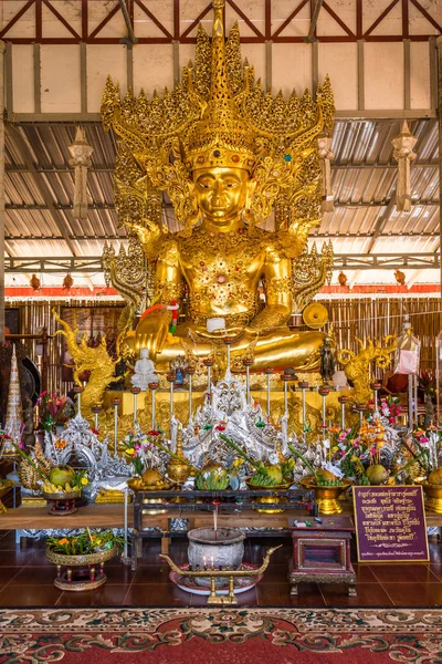 Imagem buda estilo Golden Myanmar para bênção em Zutongpae temp — Fotografia de Stock