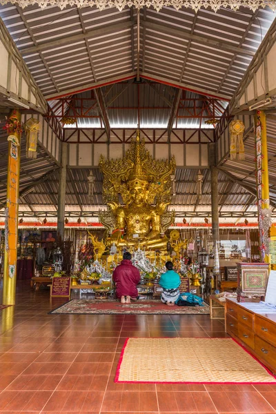 Mae Hong Son Tailândia Janeiro 2018 Turistas Budistas Rezando Frente — Fotografia de Stock
