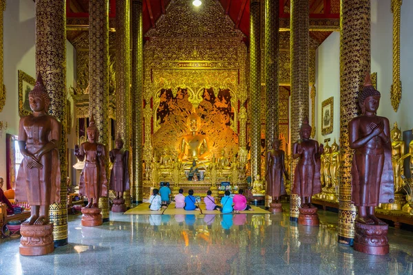 Turistas orando pela bênção de Buda — Fotografia de Stock
